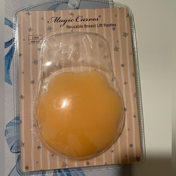 New Magic Curves Reusable Breast Lift Pasties - Picture 1 of 2